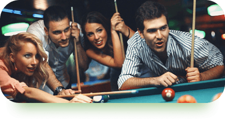 Gens jouant au billard