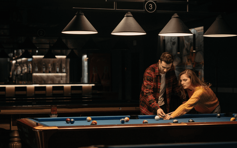 Couple jouant au billard - BookGame