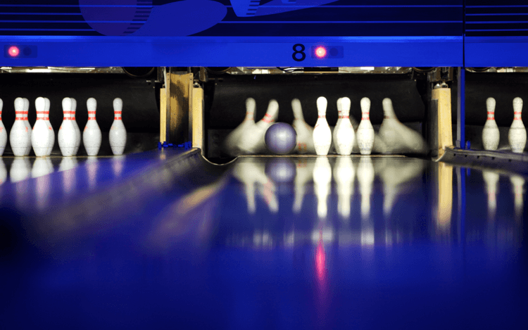 Kręgle klasyczne a bowling – poznaj różnice - cover image!